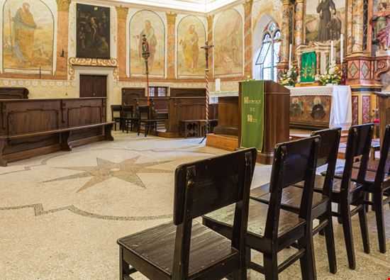 Santuario di San Romedio Dettagli del santuario lorenza62 / Shutterstock.com 