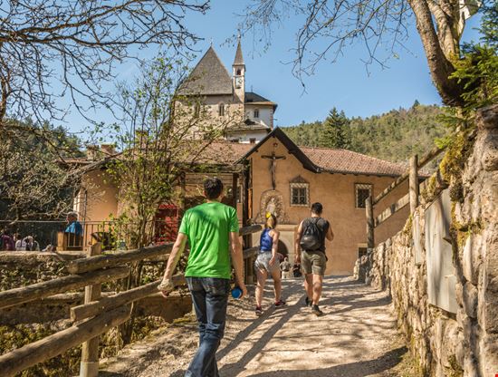Santuario di San Romedio Dettagli del santuario lorenza62 / Shutterstock.com 