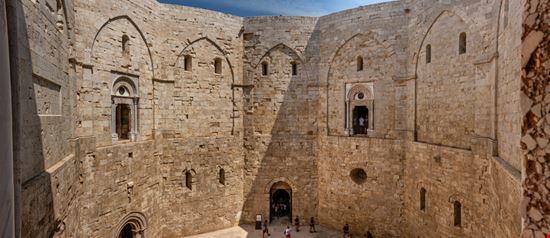 Castel del Monte La fortezza ottagonale Ondrej Bucek / Shutterstock.com 