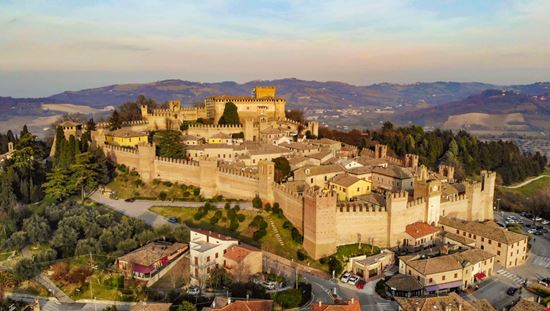 Castello di Gradara Viste della rocca Shutterstock.com 