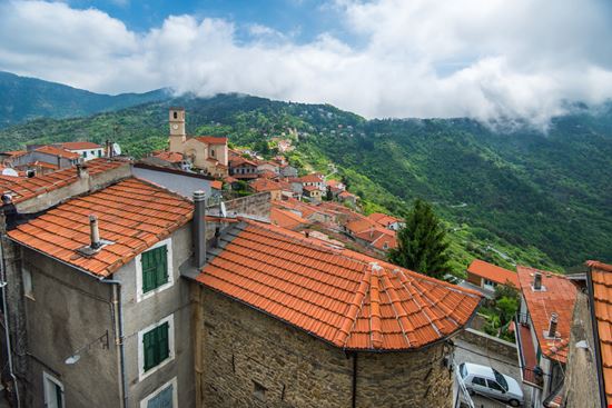 Baiardo Scorci del borgo 54115341 / Shutterstock.com 