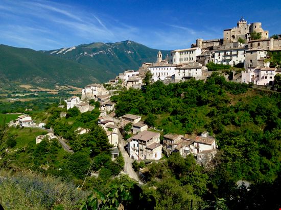 Capestrano Il bel borgo d'Abruzzo Maanlab - Shutterstock.com 