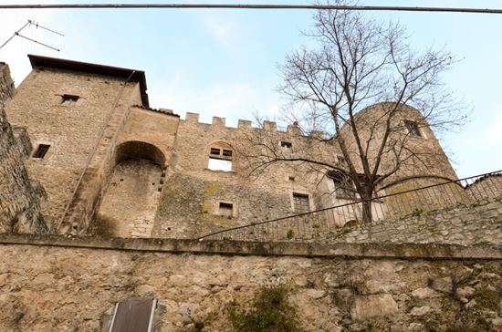 Capestrano Il bel borgo d'Abruzzo Gigi Peis - Shutterstock.com 