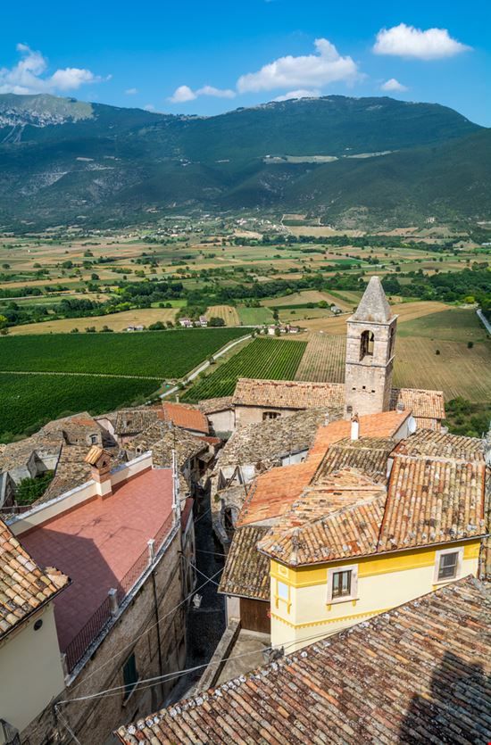 Capestrano Il bel borgo d'Abruzzo Shutterstock.com 