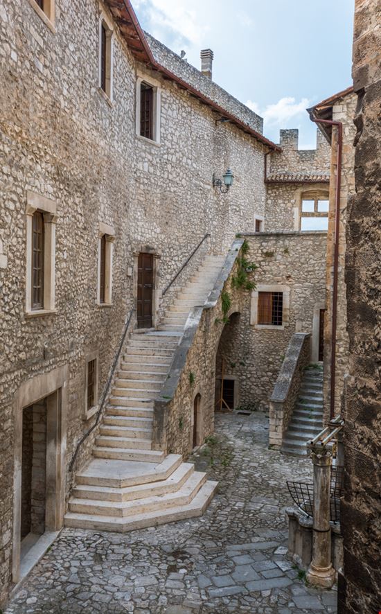 Capestrano Il bel borgo d'Abruzzo Shutterstock.com 