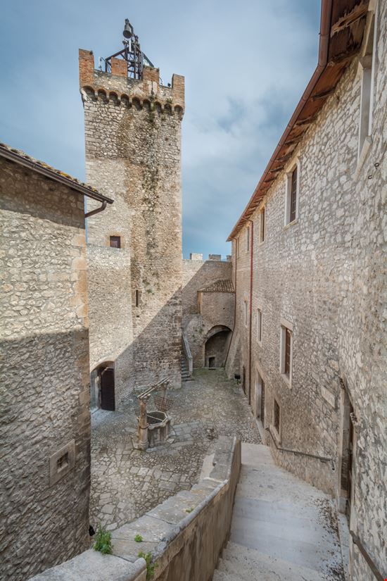 Capestrano Il bel borgo d'Abruzzo Shutterstock.com 