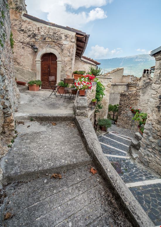 Capestrano Il bel borgo d'Abruzzo Shutterstock.com 