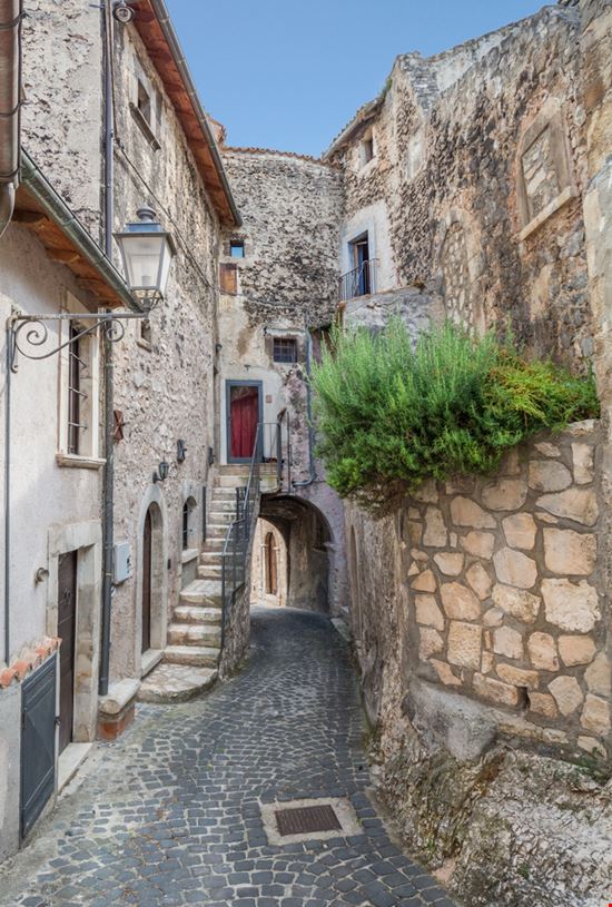 Capestrano Il bel borgo d'Abruzzo Shutterstock.com 