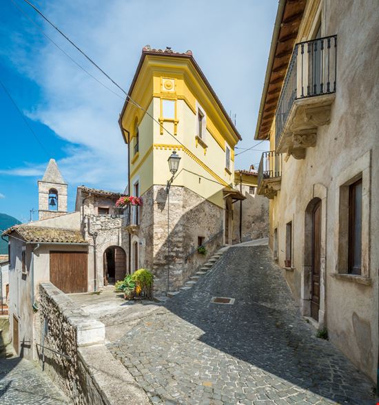 Capestrano Il bel borgo d'Abruzzo Stefano_Valeri / Shutterstock.com 
