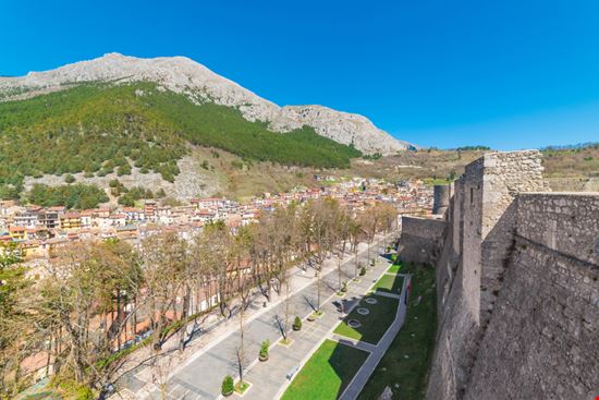 Celano Viste del borgo e del castello ValerioMei / Shutterstock.com 