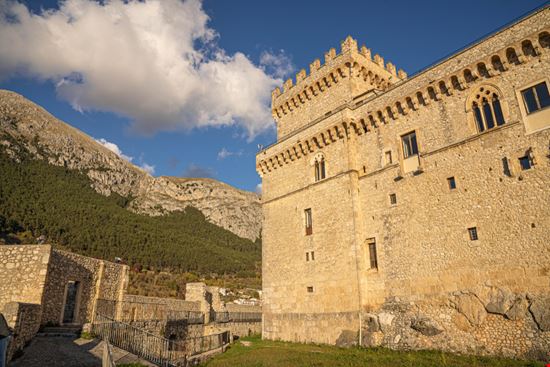 Celano Viste del borgo e del castello siete_vidas - Shutterstock.com 