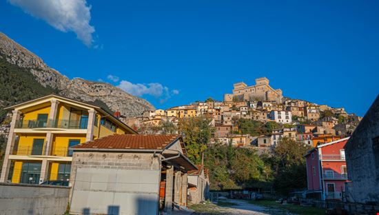 Celano Viste del borgo e del castello siete_vidas - Shutterstock.com 