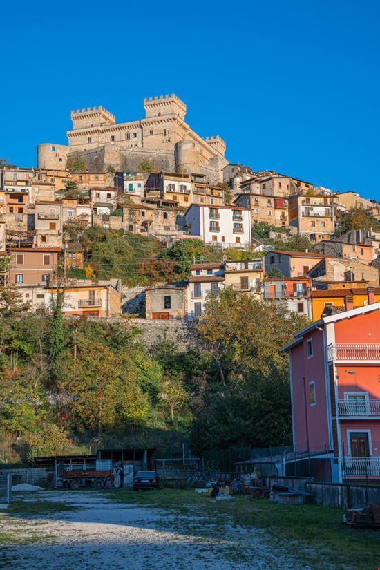 Celano Viste del borgo e del castello siete_vidas - Shutterstock.com 