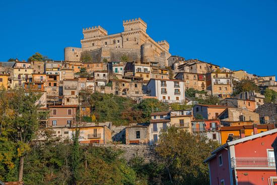 Celano Viste del borgo e del castello siete_vidas - Shutterstock.com 