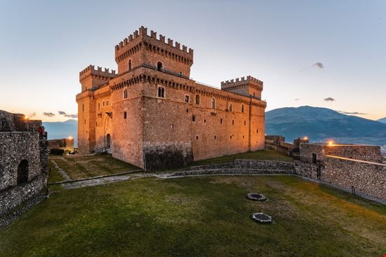 Celano Viste del borgo e del castello Tefik rustemov - Shutterstock.com 