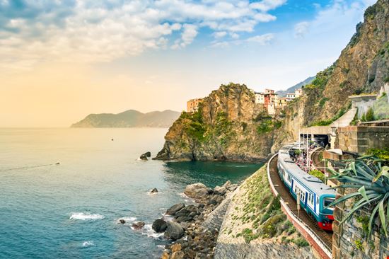 Manarola Manarola Julia Lav - Shutterstock.com 