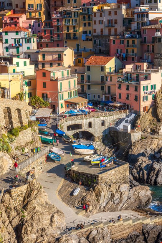 Manarola Il borgo sul mare delle Cinque Terre Jasmine_K / Shutterstock.com 