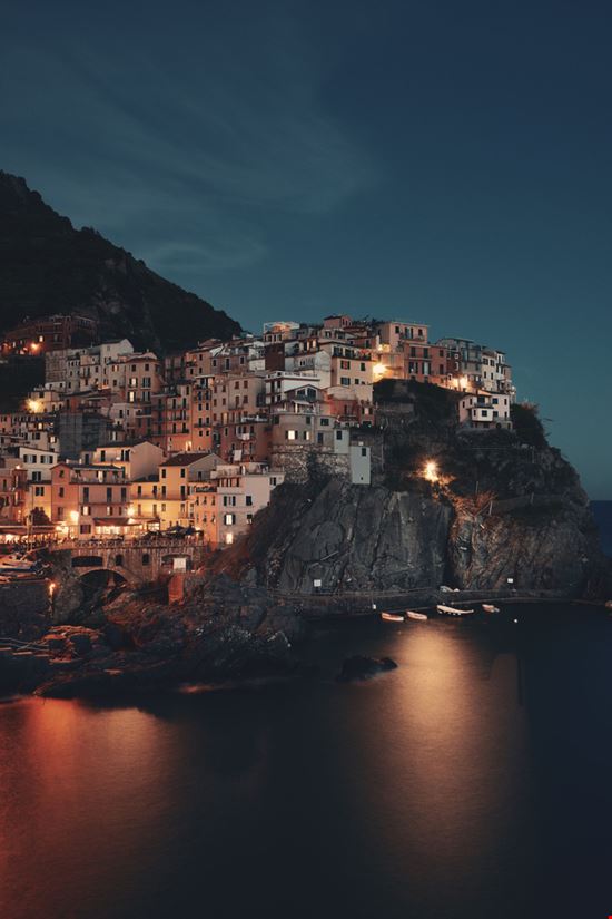 Manarola Il borgo sul mare delle Cinque Terre Songquan Deng - Shutterstock.com 