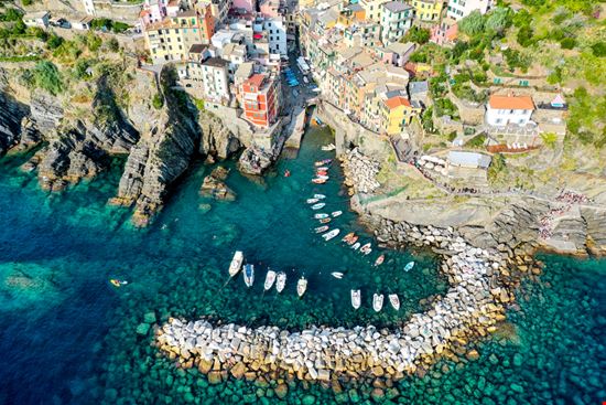 Manarola Il borgo sul mare delle Cinque Terre M Victoria - Shutterstock.com 