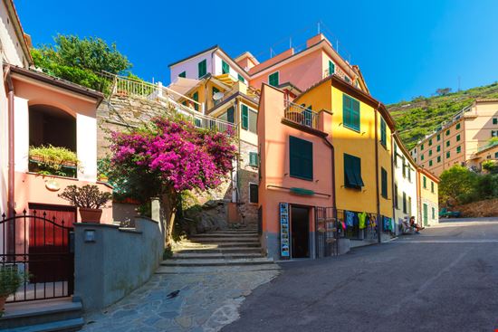 Manarola Il borgo sul mare delle Cinque Terre kavalenkava - Shutterstock.com 