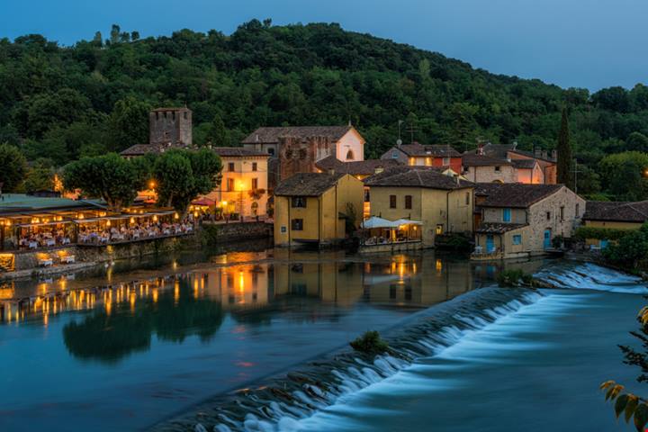 Castelli sospesi tra le nuvole e giardini incantati: gli 8 luoghi più magici d'Italia che sembrano usciti da un libro di fiabe