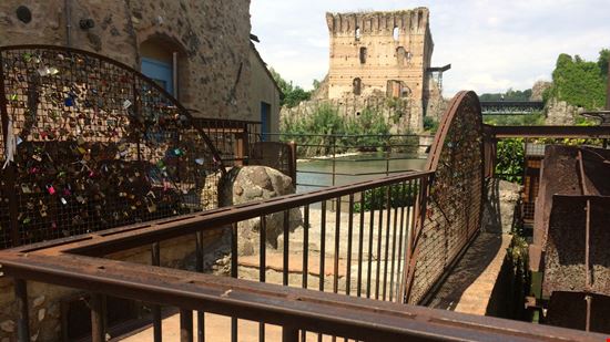 Borghetto Il borgo gioiello sulle acque del Mincio Teenasparkler - Shutterstock.com 