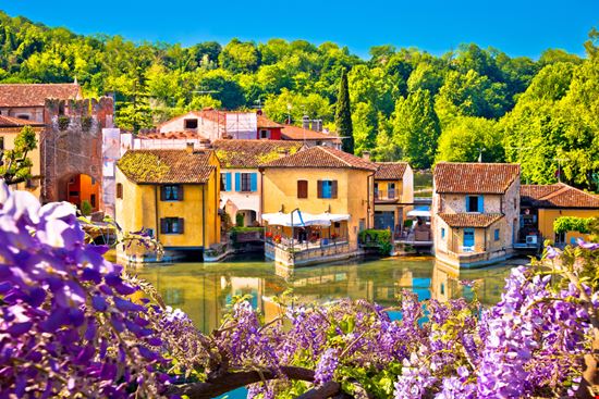 Borghetto xbrchx - Shutterstock.com xbrchx - Shutterstock.com 