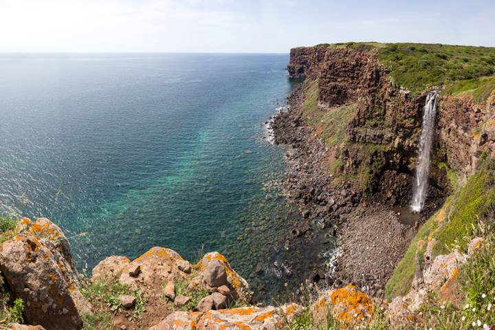 Si getta direttamente in mare da ben 40 metri di altezza: è italiana una delle cascate sul mare più scenografiche d'Europa