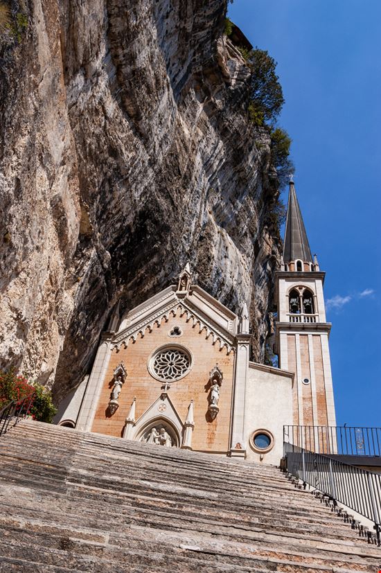 Santuario Madonna della Corona Scatti dal santuario nella roccia ALBERTO MASNOVO - Shutterstock.com 