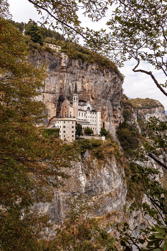 Santuario Madonna della Corona Scatti dal santuario nella roccia ALBERTO MASNOVO - Shutterstock.com 