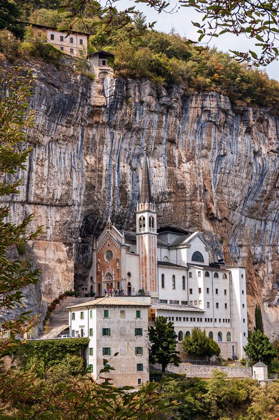 Santuario Madonna della Corona Scatti dal santuario nella roccia ALBERTO MASNOVO - Shutterstock.com 