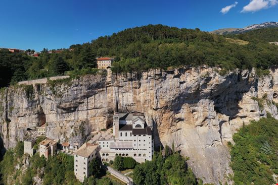 Santuario Madonna della Corona Scatti dal santuario nella roccia Andrea Berg - Shutterstock.com 