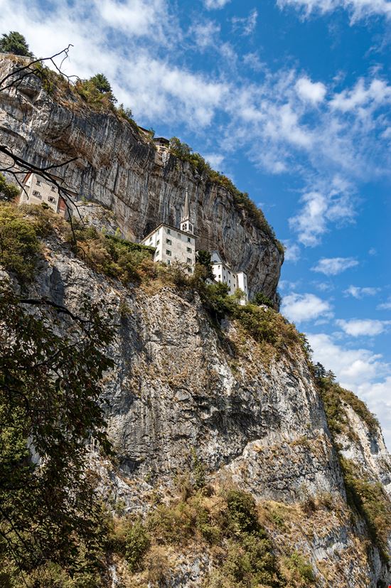 Santuario Madonna della Corona Scatti dal santuario nella roccia ALBERTO MASNOVO - Shutterstock.com 