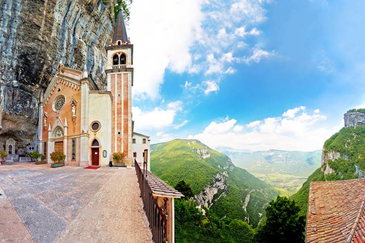 A 774 metri d'altezza c'è una chiesa nella roccia che non sembra neanche vera: è in Italia