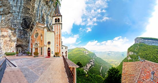Santuario Madonna della Corona Scatti dal santuario nella roccia xbrchx - Shutterstock.com 