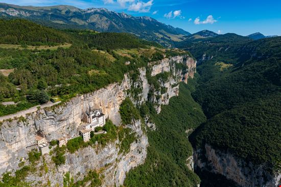 Santuario Madonna della Corona Scatti dal santuario nella roccia Vincent Biraud - Shutterstock.com 