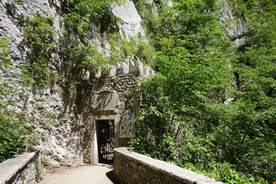 Santuario Madonna della Corona Scatti dal santuario nella roccia Logan81 - Shutterstock.com 