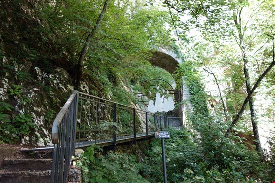 Santuario Madonna della Corona Scatti dal santuario nella roccia Logan81 - Shutterstock.com 