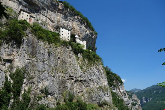 Santuario Madonna della Corona Scatti dal santuario nella roccia Logan81 - Shutterstock.com 