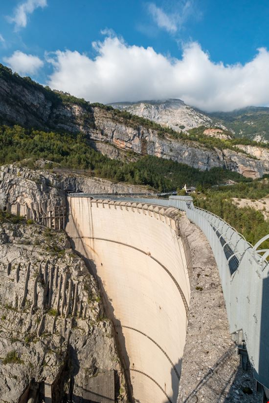 Diga del Vajont Diga del Vajont Venturelli Luca - Shutterstock.com 