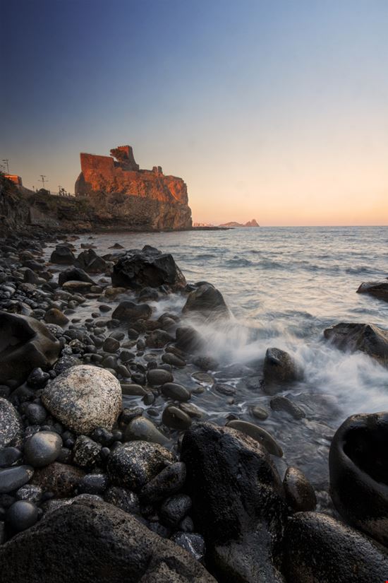 Castello di Aci Castello di Aci unknown1861 / Shutterstock.com 