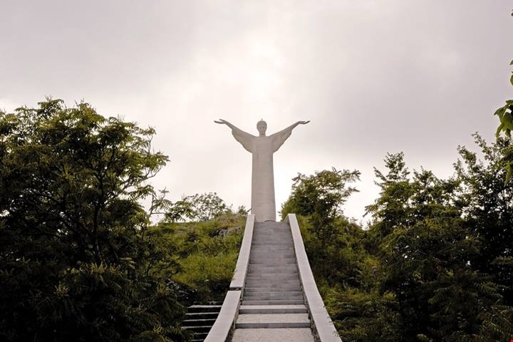 C'è il Cristo redentore ma non siamo in Brasile: la città delle 44 chiese è la piccola Rio de Janeiro italiana