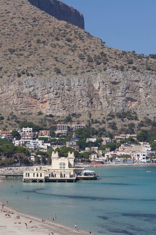 Mondello Mondello snob - Shutterstock.com 
