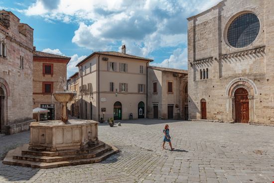 Bevagna Il centro storico Alexander Ingerman / Shutterstock.com 
