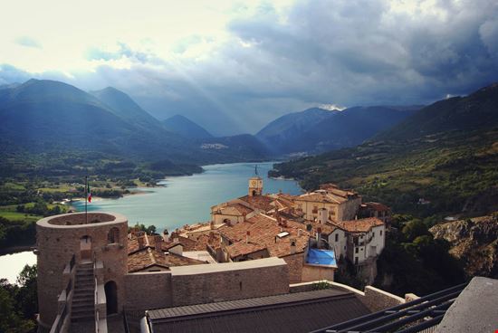 Lago di Barrea Lago di Barrea znatalias - Shutterstock.com 