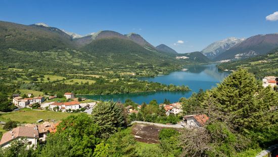 Lago di Barrea Lago di Barrea Francesca Sciarra - Shutterstock.com 