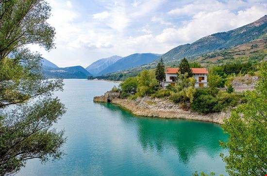 Lago di Barrea Lago di Barrea Gimas - Shutterstock.com 
