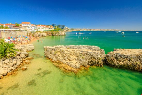 Praia da Rainha  Praia da Rainha  Benny Marty - Shutterstock.com 
