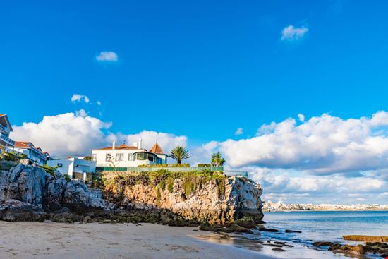 Praia da Rainha  Praia da Rainha  Takashi Images - Shutterstock.com 