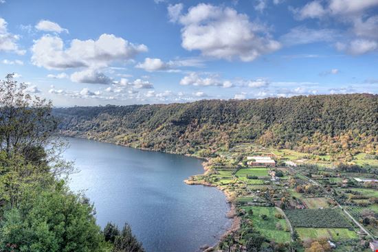 Lago di Nemi Lago di Nemi Shutterstock.com 